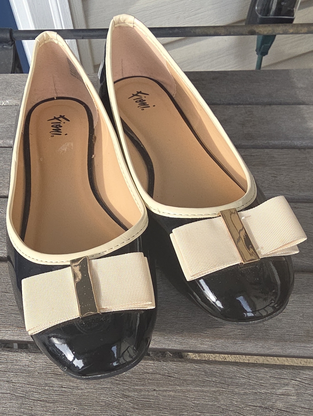 FIONI Women's Black Patent Ballet Flats with Cream Bow and Trim - Size 9 1/2